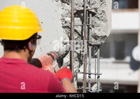 Bauarbeiter mit einem bohren Power Tool. Stockfoto