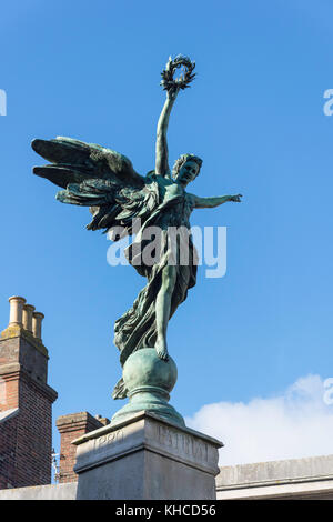 Bronzestatue eines Geflügelten Sieg auf der Oberseite von Lewes Kriegerdenkmal, Lewes High Street, Lewes, East Sussex, England, Vereinigtes Königreich Stockfoto