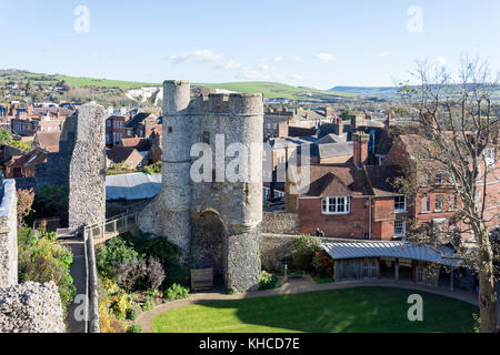 Die normannische Torhaus & Barbican, Lewes Castle & Gardens, Lewes High Street, Lewes, East Sussex, England, Vereinigtes Königreich Stockfoto