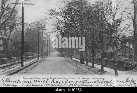 Postkarte von einem Baum und Häuser gesäumt Straße, mit handschriftlichen Notizen, betitelt "Tuyvesant Place Blick nach Norden von High Street, St George, Staten Island", Staten Island, New York, 1900. Aus der New York Public Library. Stockfoto