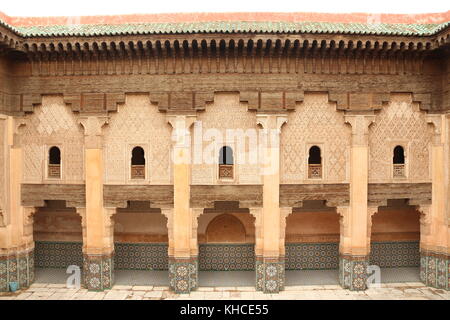 Innenhof der Medrese ben Youssef in Marrakesch mit traditionellen und detaillierte Fliesen Mosaik und Holzstichen, ohne Touristen Stockfoto