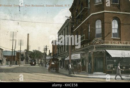 Handkolorierte Postkarte mit Trolley, Pferdekutsche, Leute auf der Straße, Schlitz Hotel an der Ecke, Schild mit Werbung für Schlitz Milwaukee Beer, betitelt 'Richmond Terrace, Port Richmond, Staten Island, New York', Staten Island, New York, 1900. Aus der New York Public Library. Stockfoto