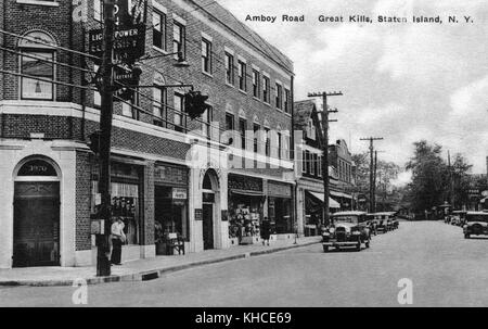 Postkarte mit Autos aus dem frühen 20. Jahrhundert in Straßen, Geschäften und Schild hinter Telefonmast, das wie "Light, Power GasElectric" aussieht, mit dem Titel "Amboy Road, Great Kills, Staten Island, New York", Staten Island, New York, 1900. Aus der New York Public Library. Stockfoto