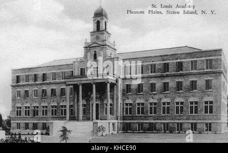 Eine Postkarte von einem Foto des Äußeren der St. Louis Academy, die Schule ist ein großes Backstein konfrontiert vierstöckigen Gebäude, Steintreppen führen bis zum Eingang, der ein Dach von zwei Etagen hohen Säulen gehalten hat, ein Turm erhebt sich über der Mitte des Gebäudes, Pleasant Plains, Staten Island, New York, 1900. Aus der New York Public Library. Stockfoto