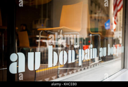 Ein Au bon Pain cafe in New York am Donnerstag, den 9. November 2017. Die schnell-beiläufigen Panera Bread Co., von jab Holding, hat das Au bon Pain Kette für eine stille Menge erworben. (© Richard b. Levine) Stockfoto