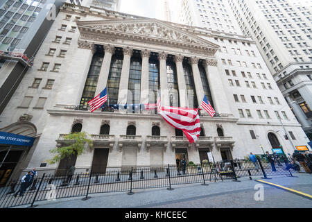 Eine riesige amerikanische Flagge vorbereitet unfurled über die Fassade des New York Stock Exchange am 11.: 11:00 Uhr gedenken Veterans Day (New York) am Freitag, 10. November 2017. Ursprünglich weiß wie Armistice Day, dem Feiertag memorializes, die in der elften Stunde des elften Tag des elften Monats die Waffen schweigen fiel im Jahr 1918 markiert das Ende des Ersten Weltkrieges. Der Urlaub hat seit erweitert worden, alle amerikanischen Soldaten aus allen Kriegen. (© Richard b. Levine) Stockfoto