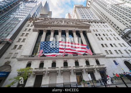 Ein riesiger american flag unfurled über die Fassade des New York Stock Exchange auf 11:11 zu gedenken Veterans Day (New York) am Freitag, 10. November 2017. Ursprünglich weiß wie Armistice Day, dem Feiertag memorializes, die in der elften Stunde des elften Tag des elften Monats die Waffen schweigen fiel im Jahr 1918 markiert das Ende des Ersten Weltkrieges. Der Urlaub hat seit erweitert worden, alle amerikanischen Soldaten aus allen Kriegen. (© Richard b. Levine) Stockfoto