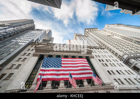 Ein riesiger american flag unfurled über die Fassade des New York Stock Exchange auf 11:11 zu gedenken Veterans Day (New York) am Freitag, 10. November 2017. Ursprünglich weiß wie Armistice Day, dem Feiertag memorializes, die in der elften Stunde des elften Tag des elften Monats die Waffen schweigen fiel im Jahr 1918 markiert das Ende des Ersten Weltkrieges. Der Urlaub hat seit erweitert worden, alle amerikanischen Soldaten aus allen Kriegen. (© Richard b. Levine) Stockfoto