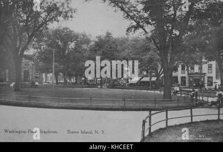 Eine Postkarte von einem Foto des Washington Park, der Park besteht aus breiten Gehwegen, die von Grasflächen durch niedrige Metallzäune getrennt sind, Bäume können im und um den Park herum gesehen werden, Menschen werden auf Bänken sitzend und auf den Gehwegen spazierend gezeigt, Gebäude können direkt außerhalb des Parks gesehen werden, Stapleton, Staten Island, New York, 1900. Aus der New York Public Library. Stockfoto