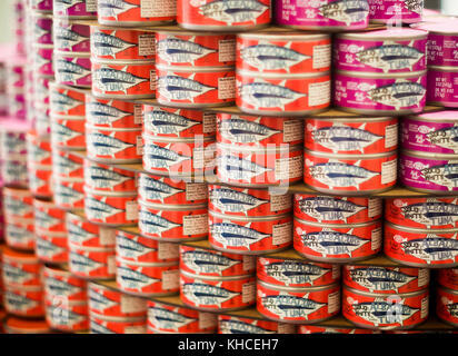 Eine Anzeige der Trader Joe Marke Weißer Thunfisch in Dosen in New York am Dienstag, 7. November 2017. (© Richard b. Levine) Stockfoto