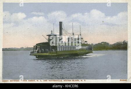 Kolorierte Postkarte mit einem Dampfschiff mit Passagieren auf dem Wasser, mit dem Titel Ferry between Perth Amboy, New Jersey, and Tottenville, Staten Island, New York, 1900. Aus der New York Public Library. Stockfoto