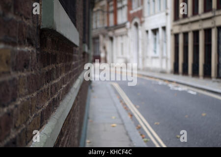 Mit Blick auf eine leere zurück Street in London. Kamera ist gegen die Wand für eine subjektive Ansicht geschoben. Stockfoto