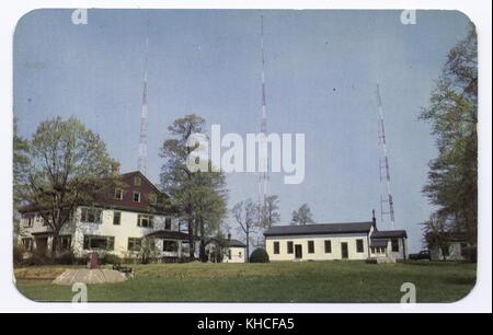 Eine Postkarte mit einem Foto der WBBR Radio Station, vier Gebäude sind auf dem Grundstück zusammen mit drei Sendetürmen zu sehen, sie sind auf einem ordentlich gepflegten Rasen mit mehreren Bäumen verstreut überall, wurde die Station von Jehovas Zeugen betrieben, Staten Island, New York, 1900. Aus der New York Public Library. Stockfoto