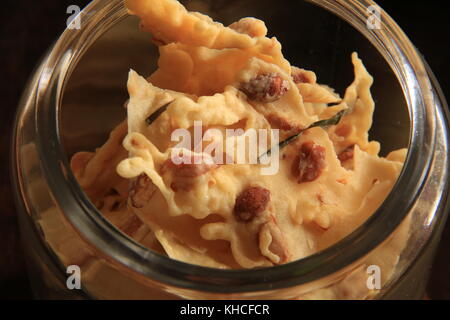 Rempeyek kacang, Reismehl und peanut Cracker in der javanesischen und balinesischen Küche Stockfoto