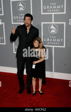 Lionel Richie und seine Tochter Sofia Richie, erreichen die 49. Grammy Awards in Los Angeles, Kalifornien, Sonntag, 11. Februar 2007.  Bildnachweis: Francis Specker Stockfoto