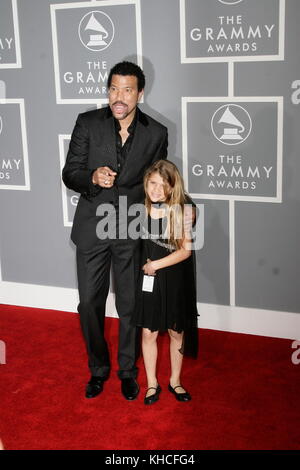 Lionel Richie und seine Tochter Sofia Richie, erreichen die 49. Grammy Awards in Los Angeles, Kalifornien, Sonntag, 11. Februar 2007.  Bildnachweis: Francis Specker Stockfoto