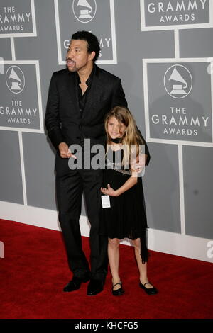 Lionel Richie und seine Tochter Sofia Richie, erreichen die 49. Grammy Awards in Los Angeles, Kalifornien, Sonntag, 11. Februar 2007.  Bildnachweis: Francis Specker Stockfoto