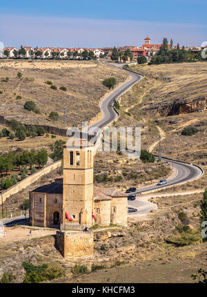 Eine alte Kirche im Römischen Reich Zeit steht auf dem Hügel Straße, nicht weit von der Ortschaft Segovia, Castilla y Leon, Spanien. Stockfoto