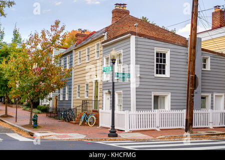 Straßenblick auf Häuser im Cape Cod-Stil an der Ecke Prospect St NW und 37 St NW im historischen Viertel Georgetown, Washington, D.C., USA. Stockfoto