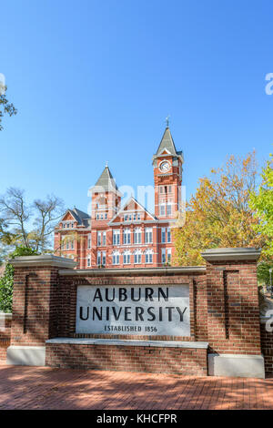 Der Auburn Universität, William J Samford Hall, Verwaltungsgebäude auf dem College Campus mit der Clock Tower in Auburn, Alabama, USA. Stockfoto