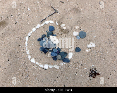 Stein Anordnung auf Sand von Welle erfasst Stockfoto