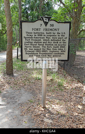 Saint Helena Island, South Carolina - 16. April 2017: historische Zeichen beschreiben die Geschichte der Batterien fort Fremont Historical Park auf Saint Stockfoto