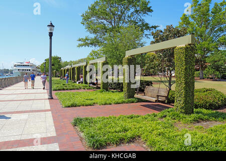Beaufort, South Carolina - 16. April 2017: Menschen genießen die Schaukeln und Promenade der Henry C. Kammern Waterfront Park befindet sich südlich der Bucht stree Stockfoto