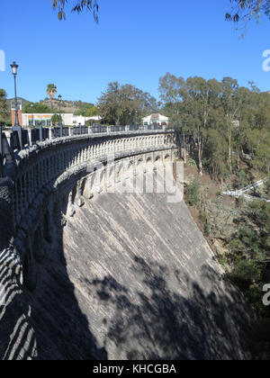 Viadukt über die Quebrada del Conde de guadalhorce Stausee in der Nähe von Perugia, Andalusien, Spanien, Europa, Parque Natural de Ardales Stockfoto