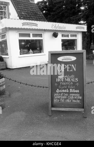 Oktober 2017 - Edelweiss café Zeichen in den ländlichen Somerset Village von Cheddar in der Nähe der berühmten Cheddar Gorge Stockfoto