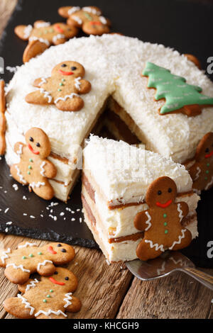 Weihnachten Ingwer Kuchen mit Käse Creme ist mit Lebkuchen in der Nähe eingerichtet - auf den Tisch. Vertikale Stockfoto