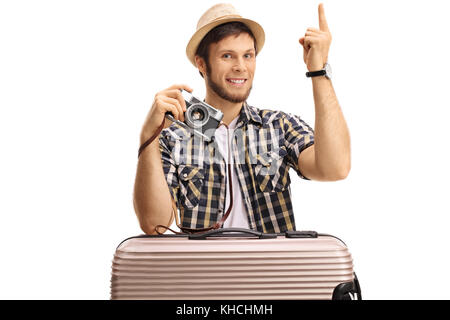 Touristen mit einem Koffer und einer Kamera nach oben isoliert auf weißem Hintergrund Stockfoto