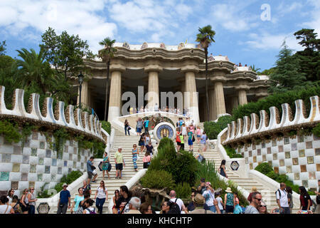 Barcelona, Spanien - Aug 30th, 2017: Eingang an der Park Güell von Antoni Gaudi entworfen, mit Touristen an den Treppen, Katalonien Stockfoto