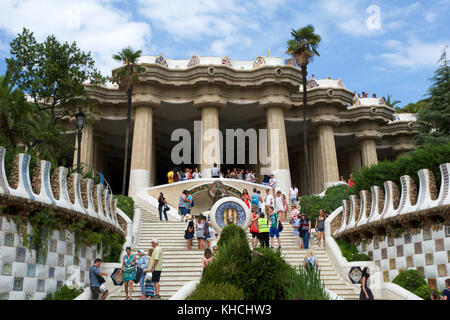 Barcelona, Spanien - Aug 30th, 2017: Eingang an der Park Güell von Antoni Gaudi entworfen, mit Touristen an den Treppen, Katalonien Stockfoto