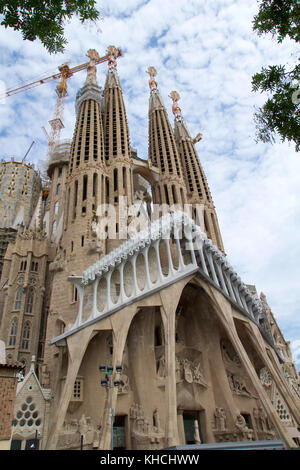 Barcelona, Spanien - Aug 30th, 2017: Blick auf die Hauptfassade der Heiligen Familie Kirche Sagrada Familia entworfen von spanischen Architekten Antoni Gaudi Stockfoto