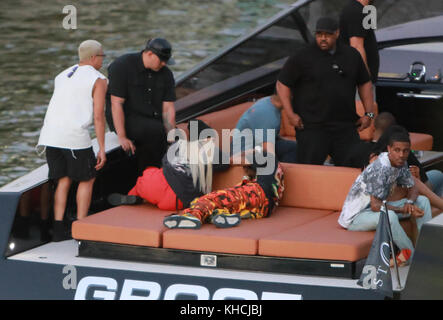 MIAMI, FL - MAI 07: Kylie Jenner geht zurück auf ihre Blondine (wie sie mit X-Boyfriend Tyga war) Hier sind die ersten Bilder einer sehr 'BLONDEN' Kylie Jenner und ihres neuen Freundes Jacques Webster, Jr., besser bekannt als Hip-Hop-Sängerin Travis Scott. Die Liebvögel kamen mit der Yacht an und aßen in einem privaten Hinterzimmer des exklusiven Restaurants River Yacht Club, wo Kylie und Travis sehr glücklich aussahen und küssen und sehr romantisch waren, während Leibwächter unerwünschte Menschen fernhielten. Das neue Paar hatte eine tolle Zeit im exklusiven Restaurant am Wasser, wo sie von Miami-based begleitet wurden Stockfoto