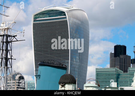 Hochhaus 20 Fenchurch Street, das auch "Walkie talkie" bzw "Pint" genannte wird, London, England. Stockfoto