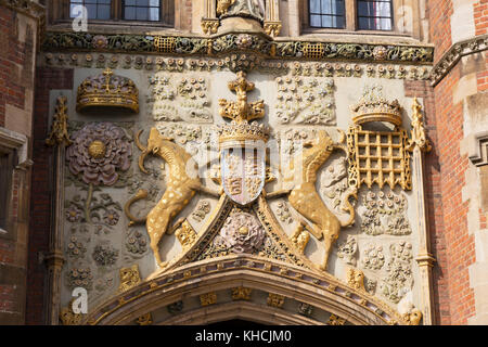 UK, Cambridge, Wappen Detail über dem Eingang von St John's College. Stockfoto