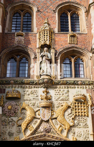 UK, Cambridge, Wappen Detail über dem Eingang von St John's College. Stockfoto