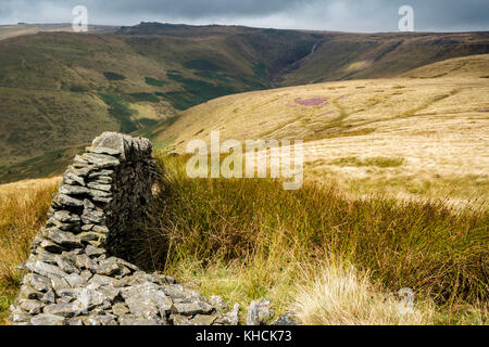 Sturm nähert. Dunkle Wolken und Sonnenschein auf Moorland bei crowden Clough, Kinder Scout, Derbyshire, Peak District, England, Großbritannien Stockfoto