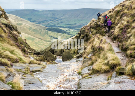 Wanderer Hoch über der Landschaft der Vale von edale vorbei an den Hang Stream von crowden Clough, Kinder Scout, Peak District, Derbyshire, Großbritannien Stockfoto