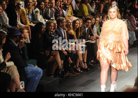 NEW YORK, NY - 08. SEPTEMBER: Zac Posen, Jesica Alba, Heidi Klum und Nina Garcia begrüßen das Publikum während der Project Runway Fashion Show in der Gallery 1, Skylight Clarkson Sq am 8. September 2017 in New York City People: Model Transmission Ref: MNC1 Stockfoto