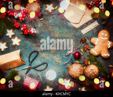 Weihnachten Geschenk und Geschenke verpacken mit holiday Cookies und handgeschöpftem Papier Boxen auf dunklen vintage Hintergrund mit festlichen bokeh Beleuchtung, Ansicht von oben, f Stockfoto