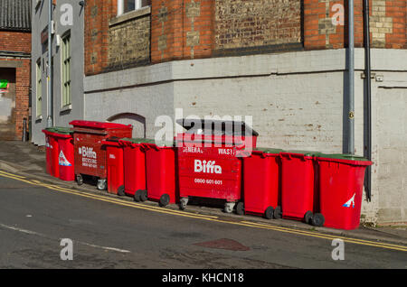 Eine Linie der roten Abfall und Recycling Bins, Stadtzentrum, Northampton, Großbritannien Stockfoto