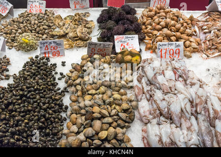 Frische Meeresfrüchte zum Verkauf auf einem Markt in Madrid, Spanien Stockfoto