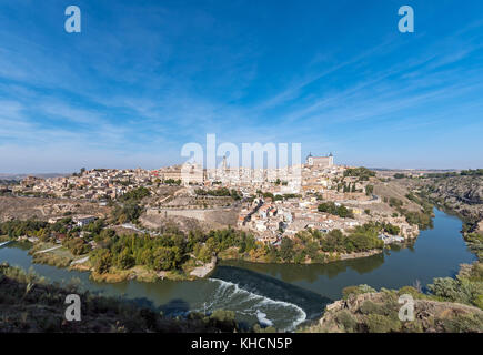 Blick auf Toledo in Spanien mit dem Fluss Tejo Stockfoto