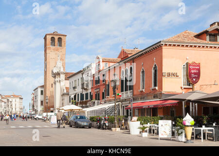 Blick hinunter Corso del Popoplo, Chioggia, Venedig, Veneteo, Italien zum historischen Uhrturm Torre dell'Orologico S. Andrea Stockfoto