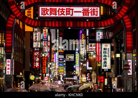 Belebten Straße im Stadtteil Kabukicho in Shinjuku, Tokio. Die Gegend ist eine kommerzielle eine Unterhaltung Zone Stockfoto