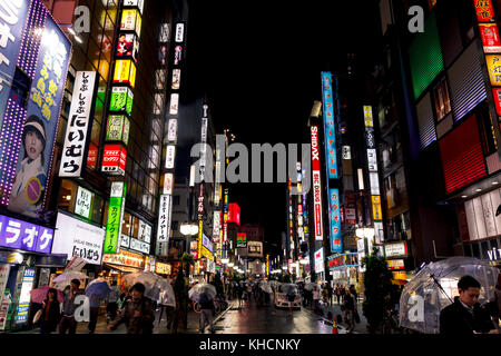 Belebten Straße im Stadtteil Kabukicho in Shinjuku, Tokio. Die Gegend ist eine kommerzielle eine Unterhaltung Zone Stockfoto