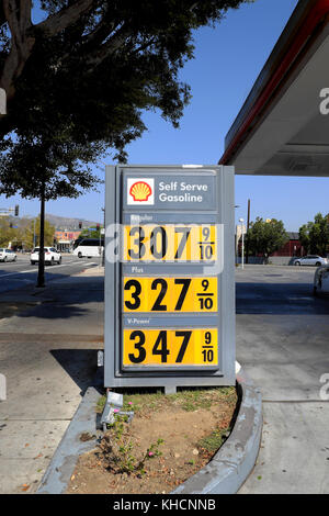 Benzin Preisen von Benzin auf display board außerhalb einer Shell Gas Station an der Vermont Avenue in Los Feliz, Los Angeles, Kalifornien USA KATHY DEWITT Stockfoto