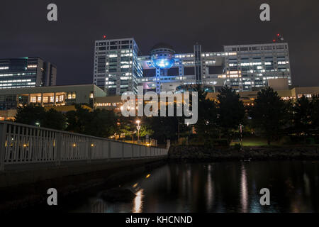 Das Fuji TV-Gebäude in Odaiba, einer großen künstlichen Insel in der Bucht von Tokio, entwickelte sich seit den 1990er Jahren zu einem großen Werbespot. Stockfoto